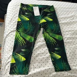Fabletics 3/4 Green/Black Leaf Print Leggings Sz XL